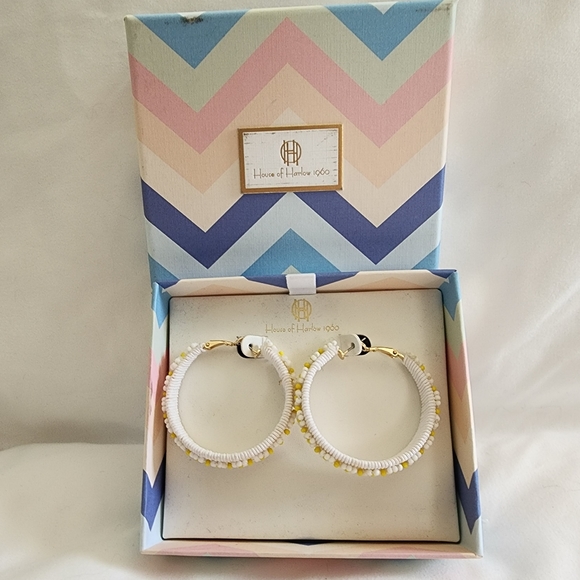 House of harlow 1960 white with yellow Beaded flower earrings. - Picture 6 of 6